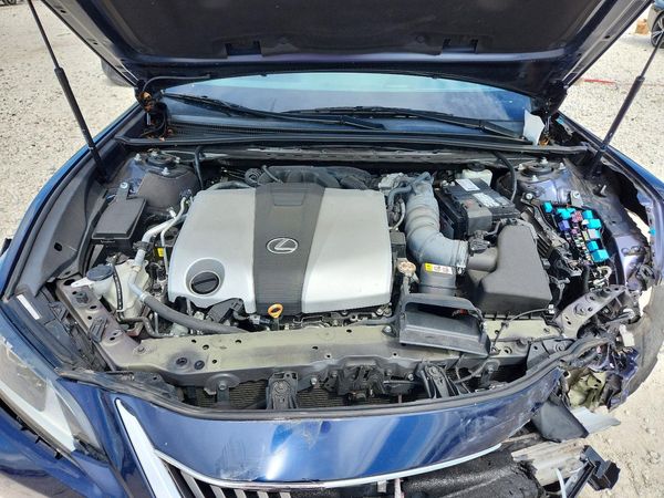 2020 LEXUS ES — Engine bay