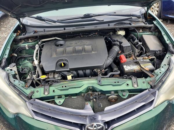 2015 TOYOTA COROLLA L/LE — Engine bay
