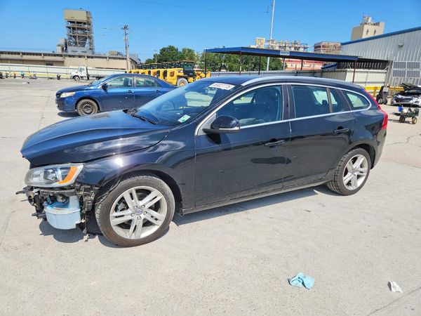 2015 VOLVO V60 Premier+ (non R design) — Front 3/4
