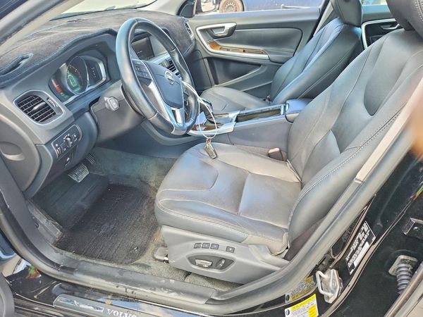 2015 VOLVO V60 Premier+ (non R design) — DENT