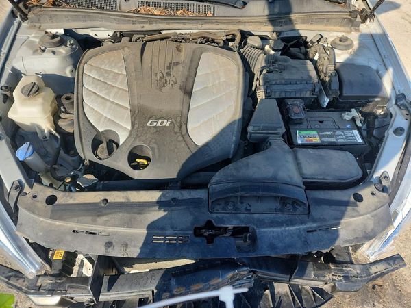 2016 KIA CADENZA Luxury — Engine bay