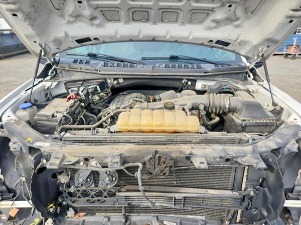2019 FORD F150 — Engine bay