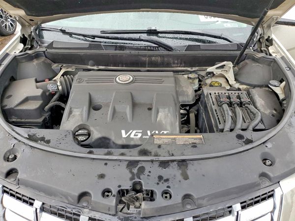 2013 CADILLAC SRX Premium — Engine bay