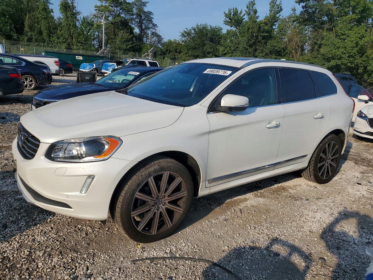 2015 VOLVO XC60 3.2 — Front 3/4