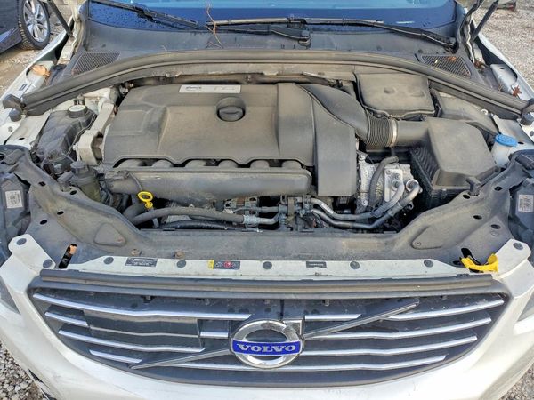 2015 VOLVO XC60 3.2 — Engine bay