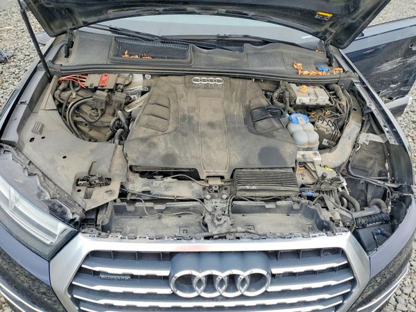 2017 AUDI Q7 quattro Prestige — Engine bay