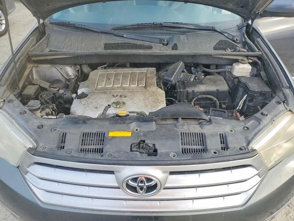 2012 TOYOTA HIGHLANDER Base/Hybrid — Engine bay