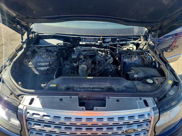 2016 LAND ROVER RANGEROVER HSE — Engine bay