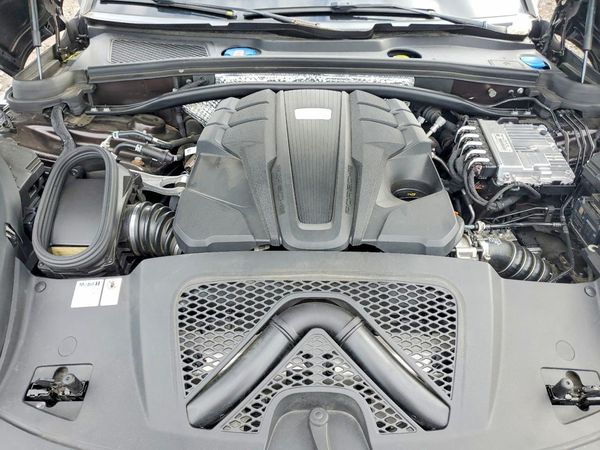 2021 PORSCHE MACAN S — Engine bay