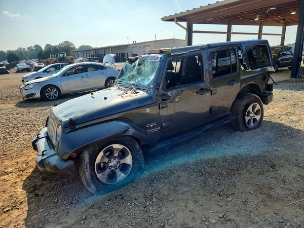 2017 JEEP WRANGLER Unlimited Sahara — Front 3/4