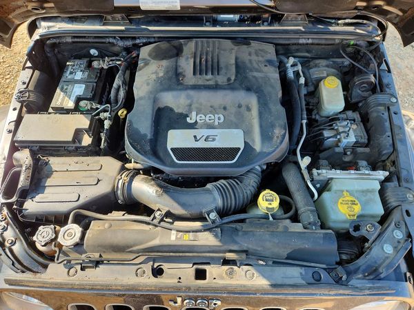 2017 JEEP WRANGLER Unlimited Sahara — Engine bay
