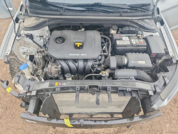 2017 HYUNDAI ELANTRA SE Base — Engine bay
