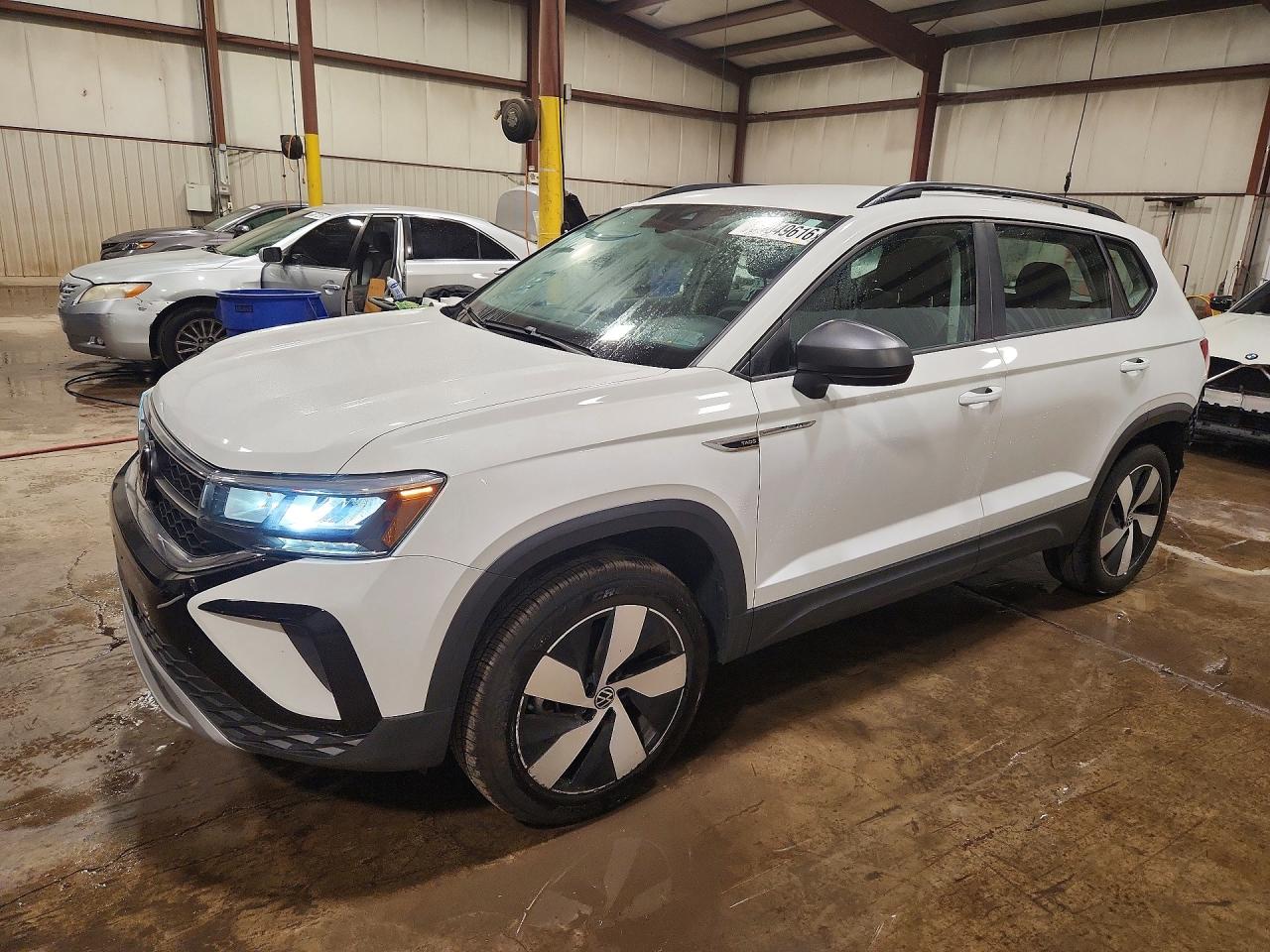 2024 VOLKSWAGEN TAOS — Front 3/4