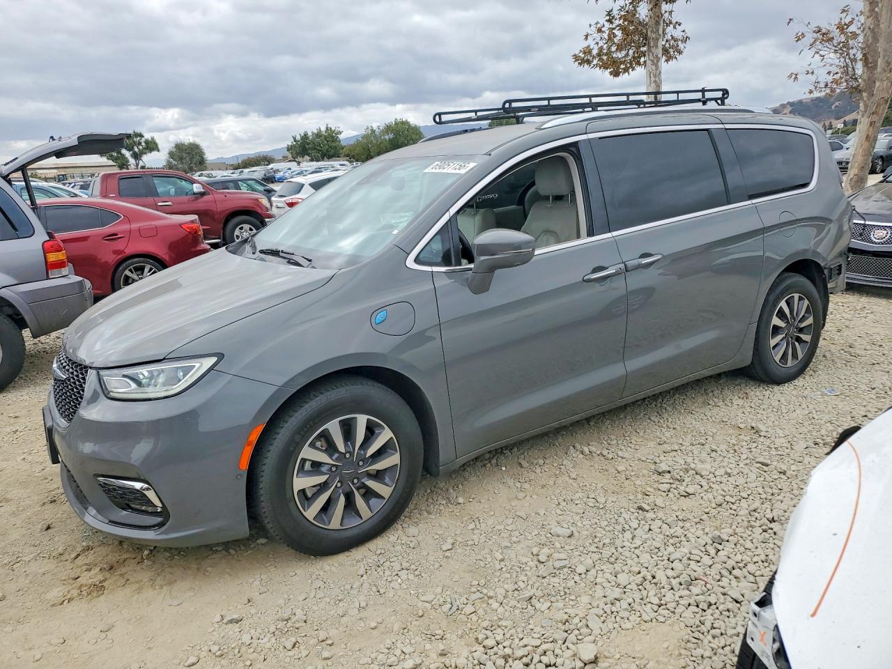 2021 CHRYSLER PACIFICA — Front 3/4