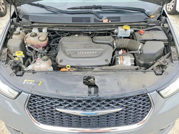 2021 CHRYSLER PACIFICA — Engine bay