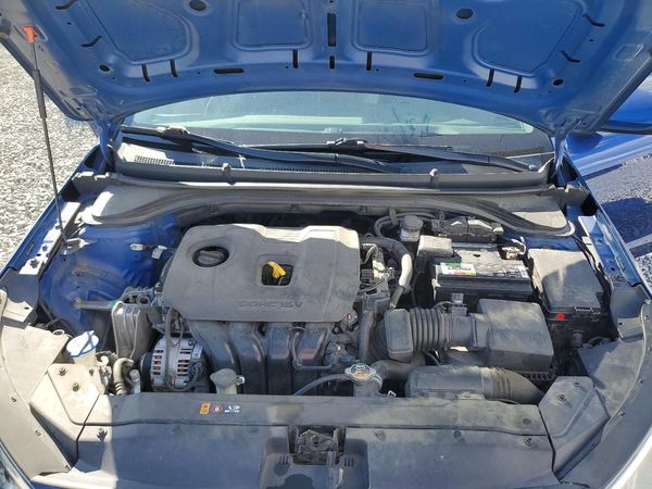 2020 HYUNDAI ELANTRA SE — Engine bay