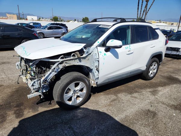 2020 TOYOTA RAV4 — Front 3/4