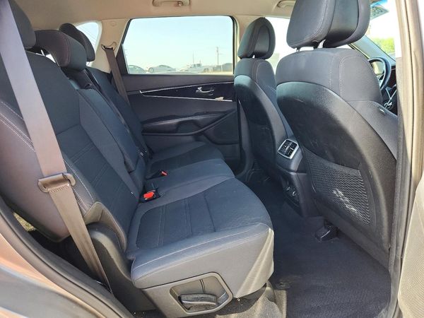 2016 KIA SORENTO L / LX