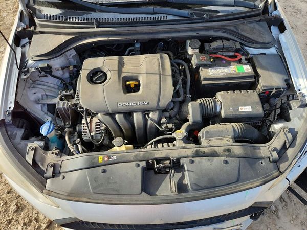 2017 HYUNDAI ELANTRA — Engine bay