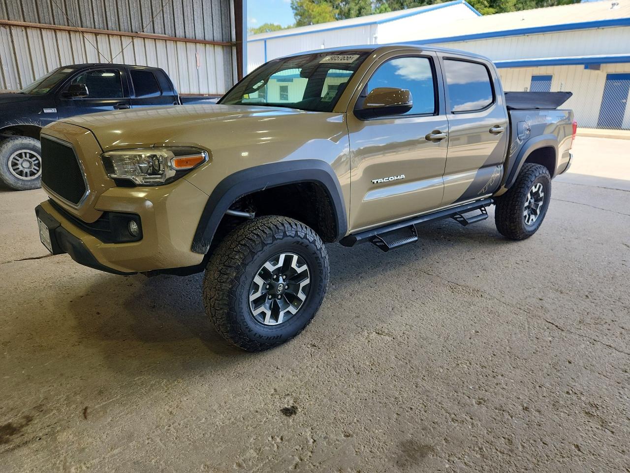 2017 TOYOTA TACOMA — Front 3/4