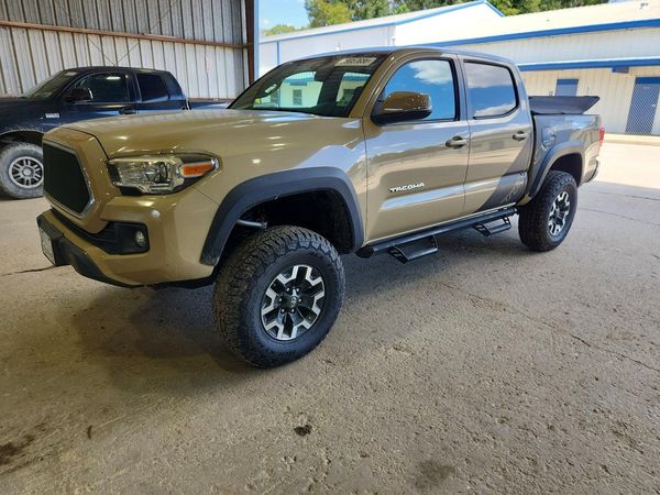 2017 TOYOTA TACOMA — Front 3/4