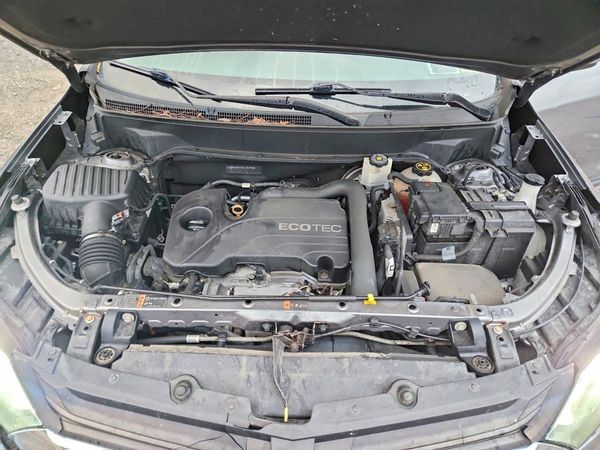 2018 CHEVROLET EQUINOX LT (1LT) — Engine bay