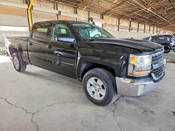 2017 CHEVROLET SILVERADO LT — Passenger 3/4