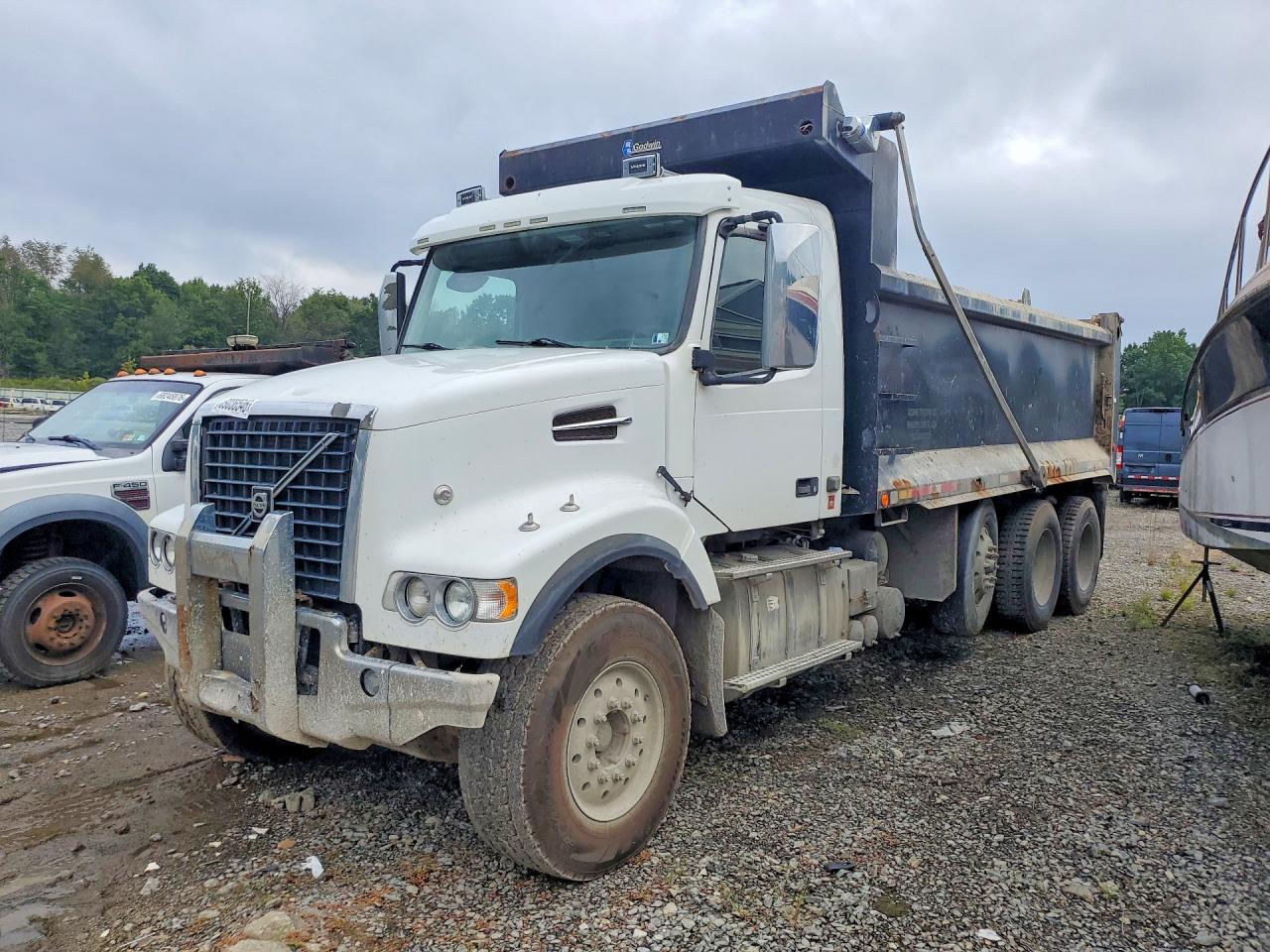 2016 VOLVO VHD — Front 3/4