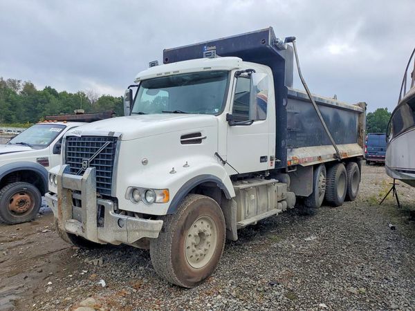 2016 VOLVO VHD — DSFA — Front 3/4