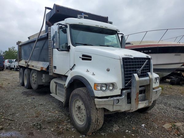 2016 VOLVO VHD — Passenger 3/4