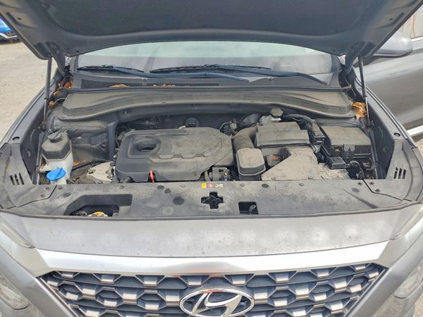 2019 HYUNDAI SANTA FE SE — Engine bay