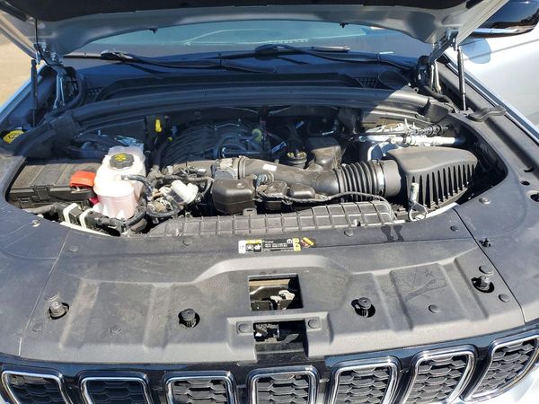 2023 JEEP GRAND CHEROKEE — Engine bay