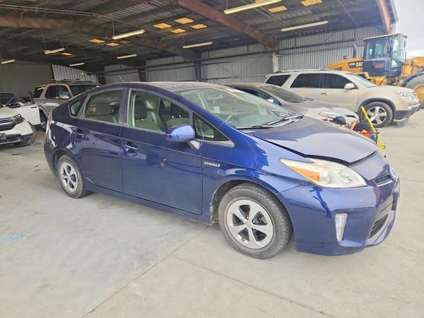 2014 TOYOTA PRIUS — Passenger 3/4