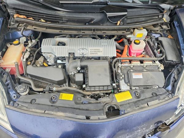 2014 TOYOTA PRIUS — Engine bay