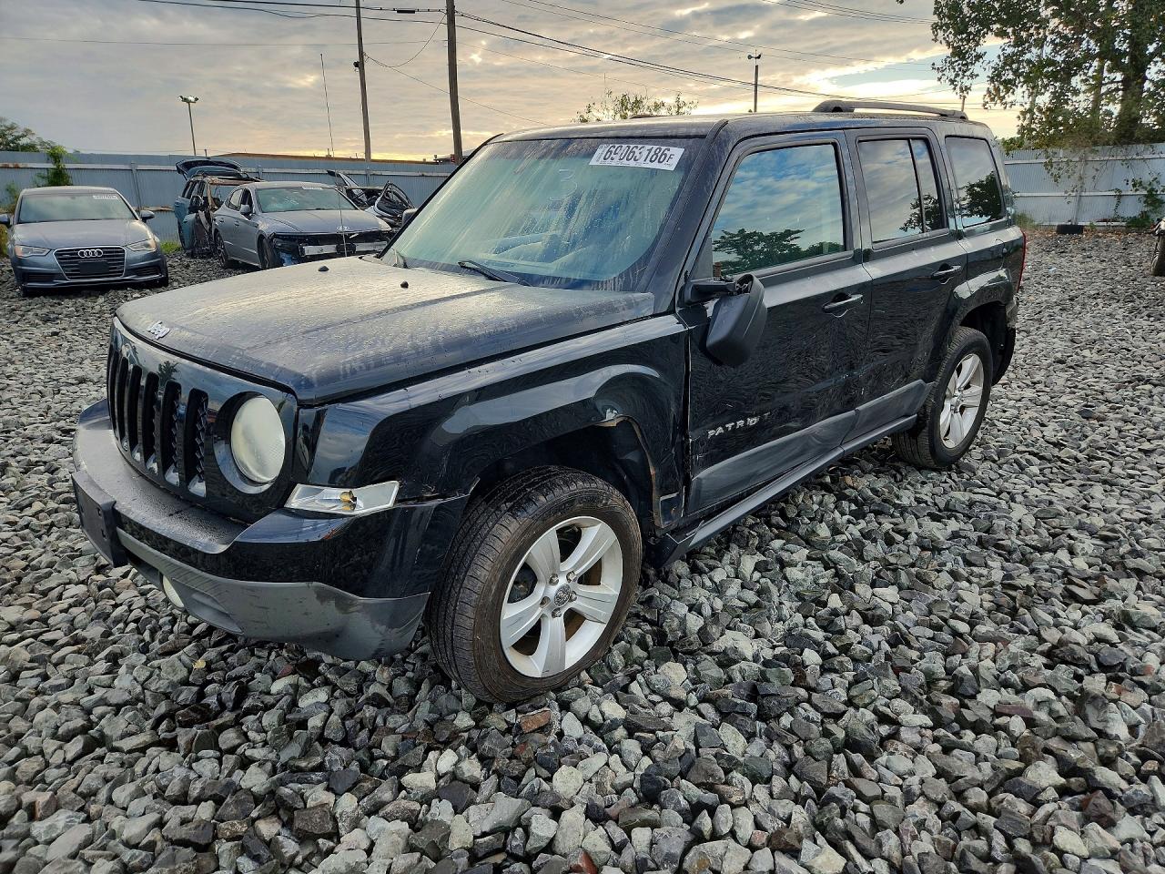 2014 JEEP PATRIOT Latitude — Front 3/4