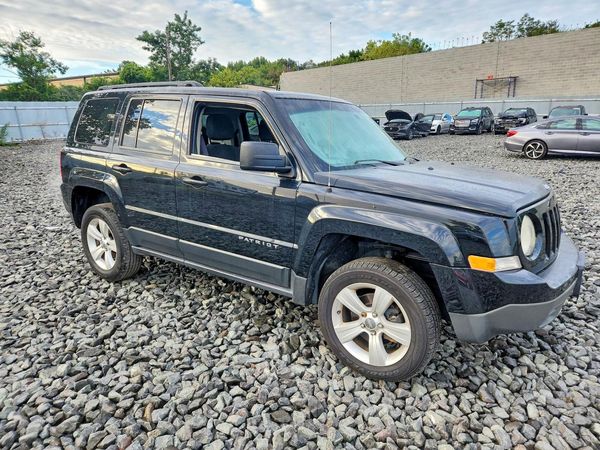 2014 JEEP PATRIOT Latitude — Passenger 3/4