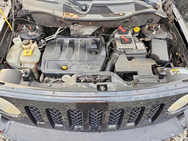 2014 JEEP PATRIOT Latitude — Engine bay