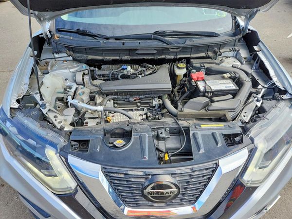 2018 NISSAN ROGUE — Engine bay