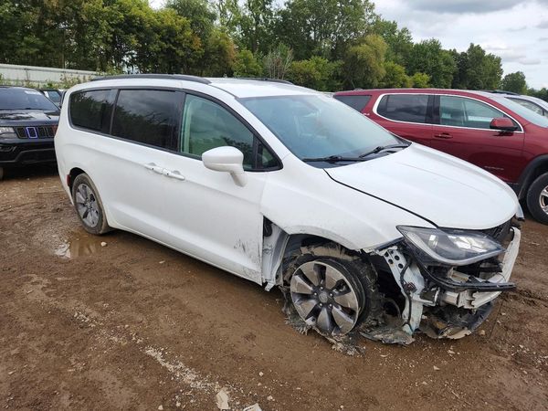 2018 CHRYSLER PACIFICA Touring Plus — Passenger 3/4
