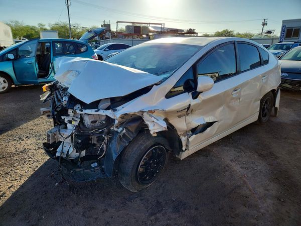 2014 TOYOTA PRIUS — Front 3/4