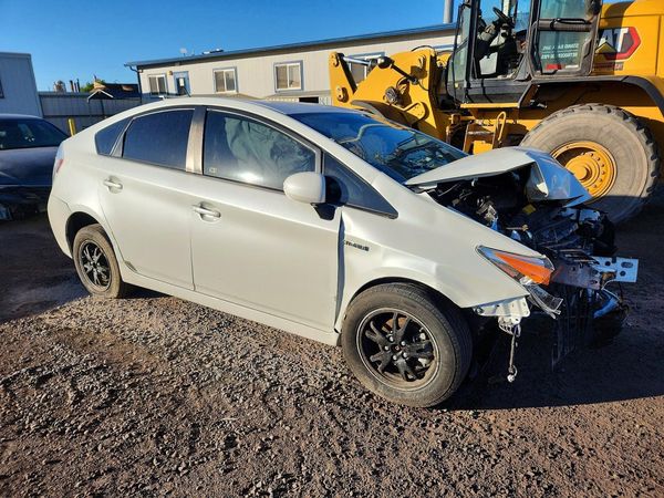 2014 TOYOTA PRIUS — Passenger 3/4