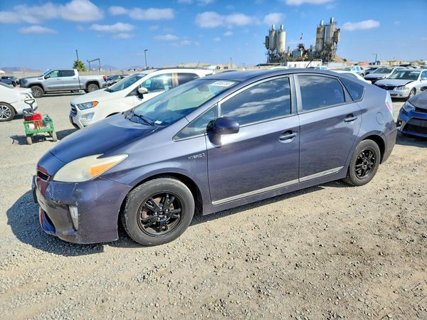 2015 TOYOTA PRIUS — Front 3/4