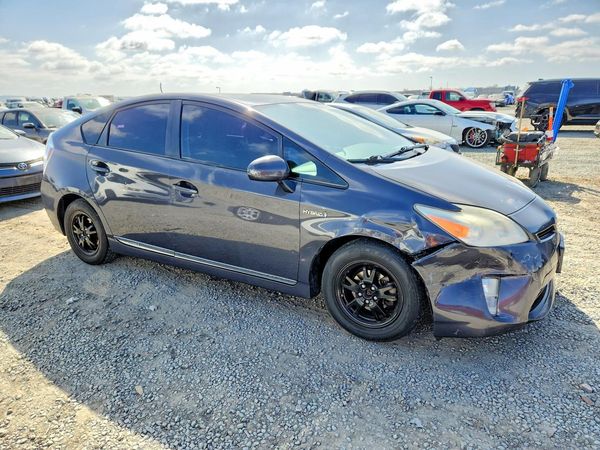 2015 TOYOTA PRIUS — Passenger 3/4