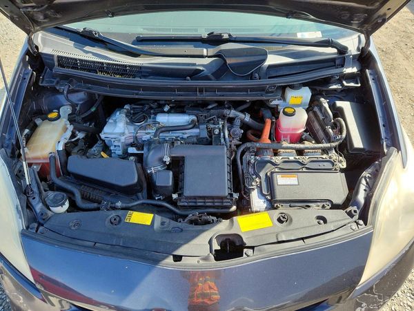 2015 TOYOTA PRIUS — Engine bay