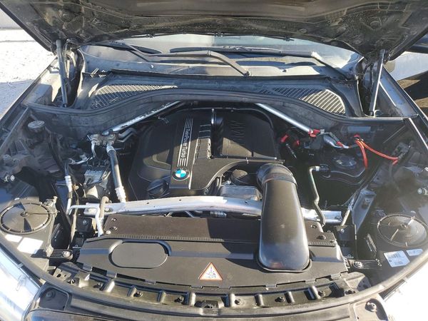 2015 BMW X5 — Engine bay