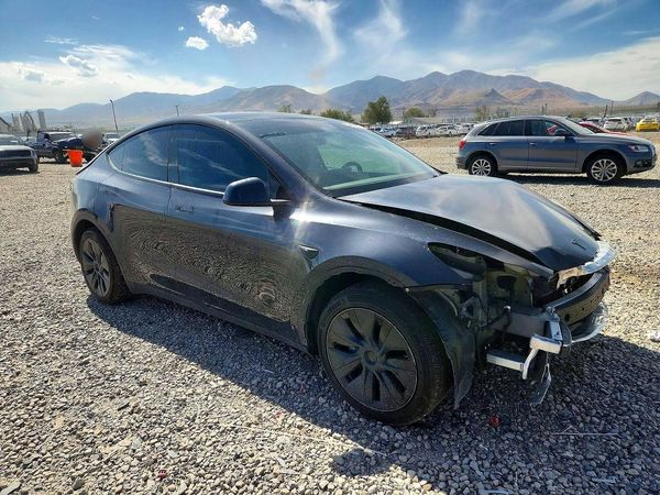 2025 TESLA MODEL Y — Passenger 3/4
