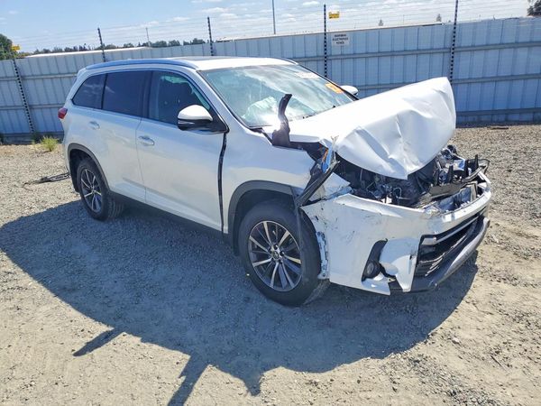 2019 TOYOTA HIGHLANDER — Passenger 3/4