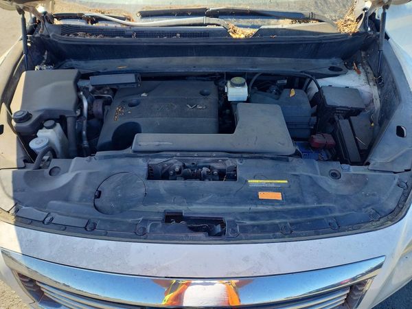 2013 INFINITI JX35 — Engine bay