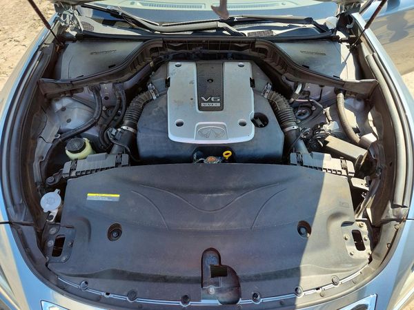 2016 INFINITI Q70L — Engine bay