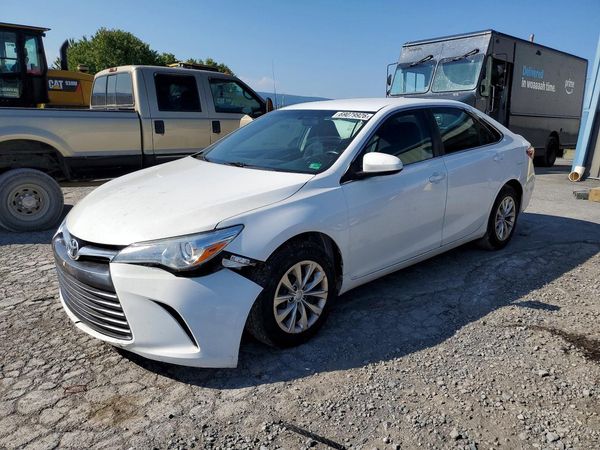 2016 TOYOTA CAMRY — Front 3/4